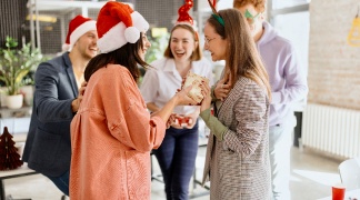 El amigo invisible y otras estrategias para mejorar el clima laboral en Navidad