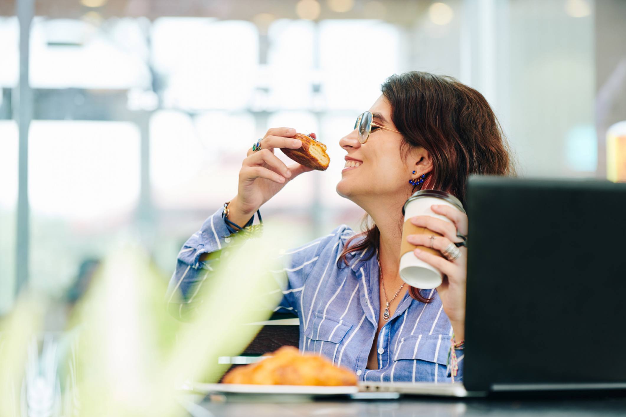 ¿Cómo evitar antojos en el trabajo?