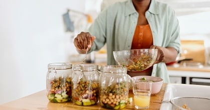Recetas de ensaladas en botes de cristal para llevar al trabajo