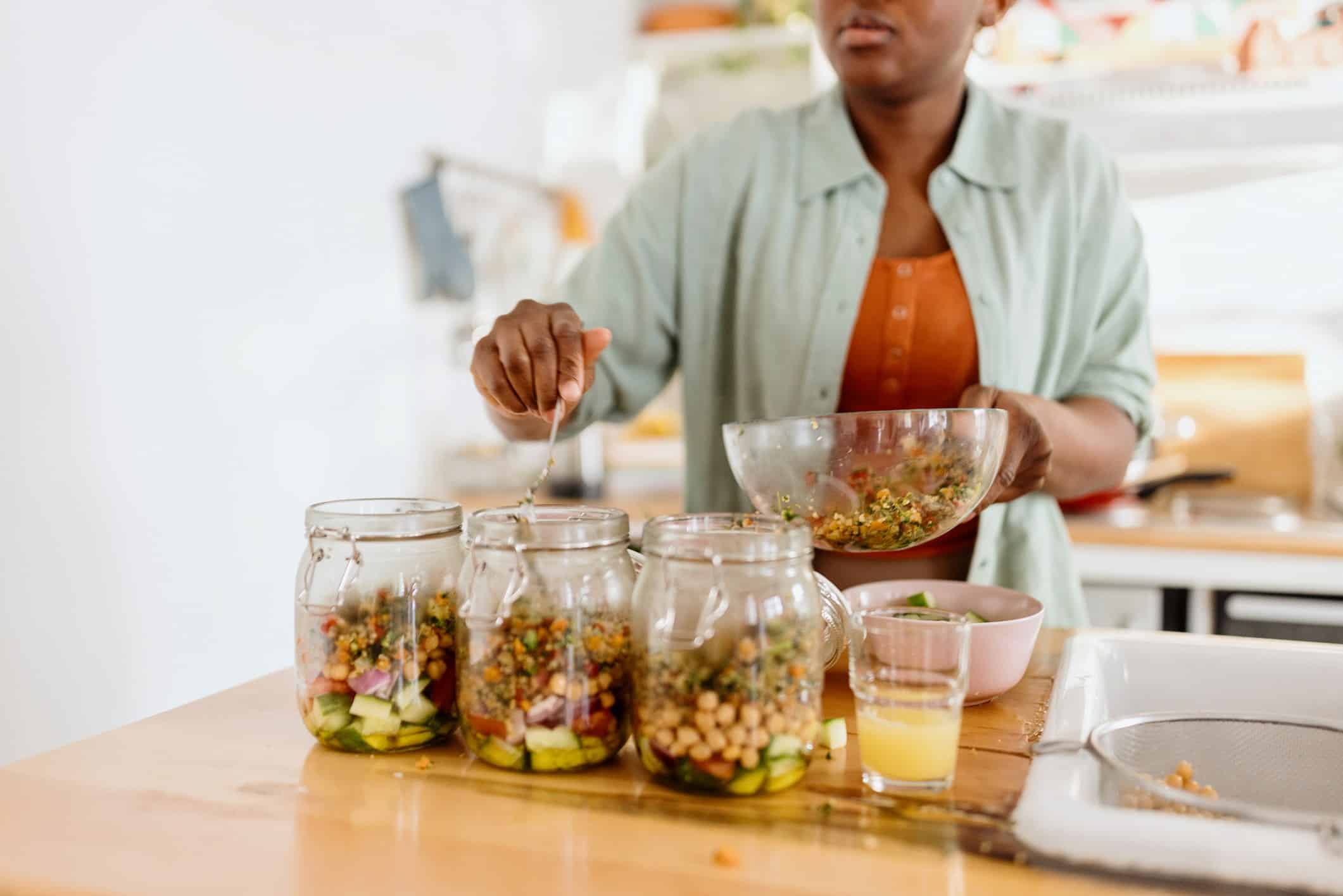 Recetas de ensaladas en botes de cristal para llevar al trabajo