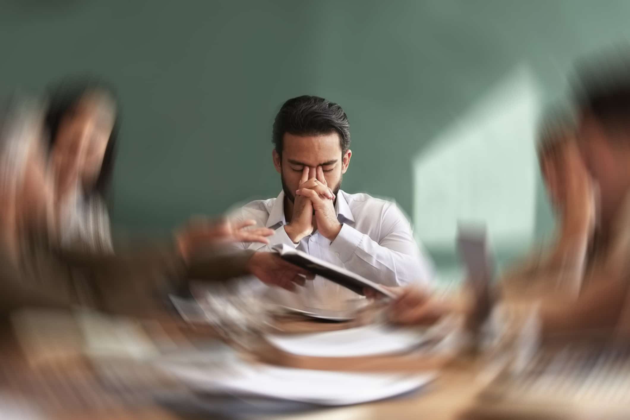 Empleado estresado en una reunión de trabajo, un claro reflejo del descontento laboral y de la sensación de “no me gusta mi trabajo”
