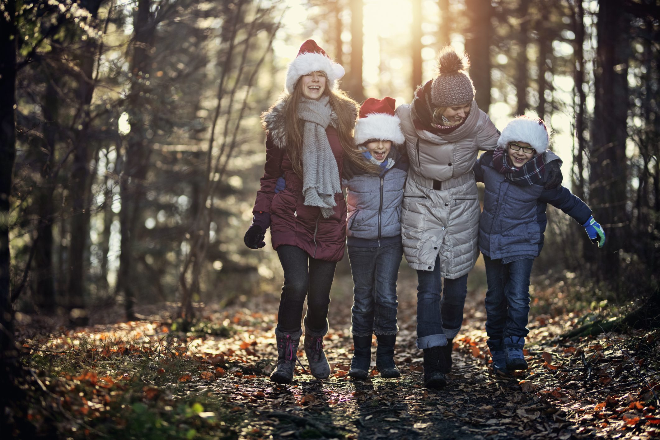 Familia caminando al aire libre en invierno