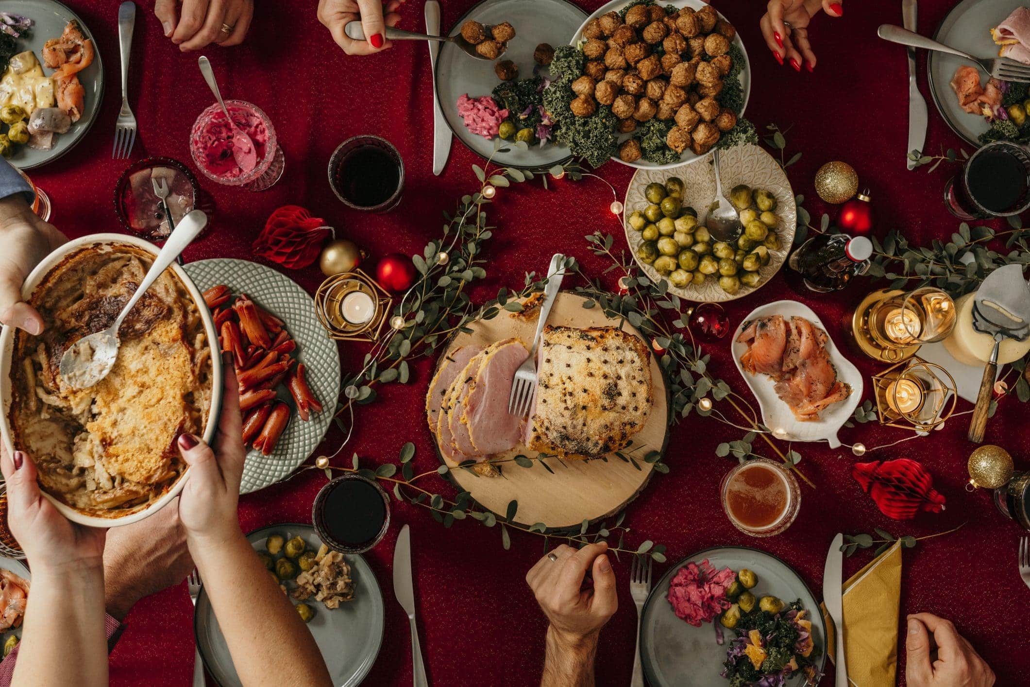 mesa navideña con platos muy abundantes, una de las principales causas de las digestiones pesadas en Navidad