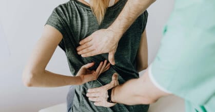 Cómo los nudos musculares afectan tu rendimiento en el trabajo y cómo aliviarlos