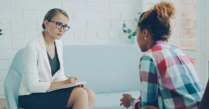 ¿Qué decir (y qué esperar) en tu primera consulta con el psicólogo?