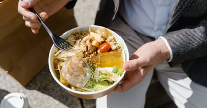 Qué comer en el trabajo los días de calor (y qué evitar si quieres llegar a la tarde con energía)