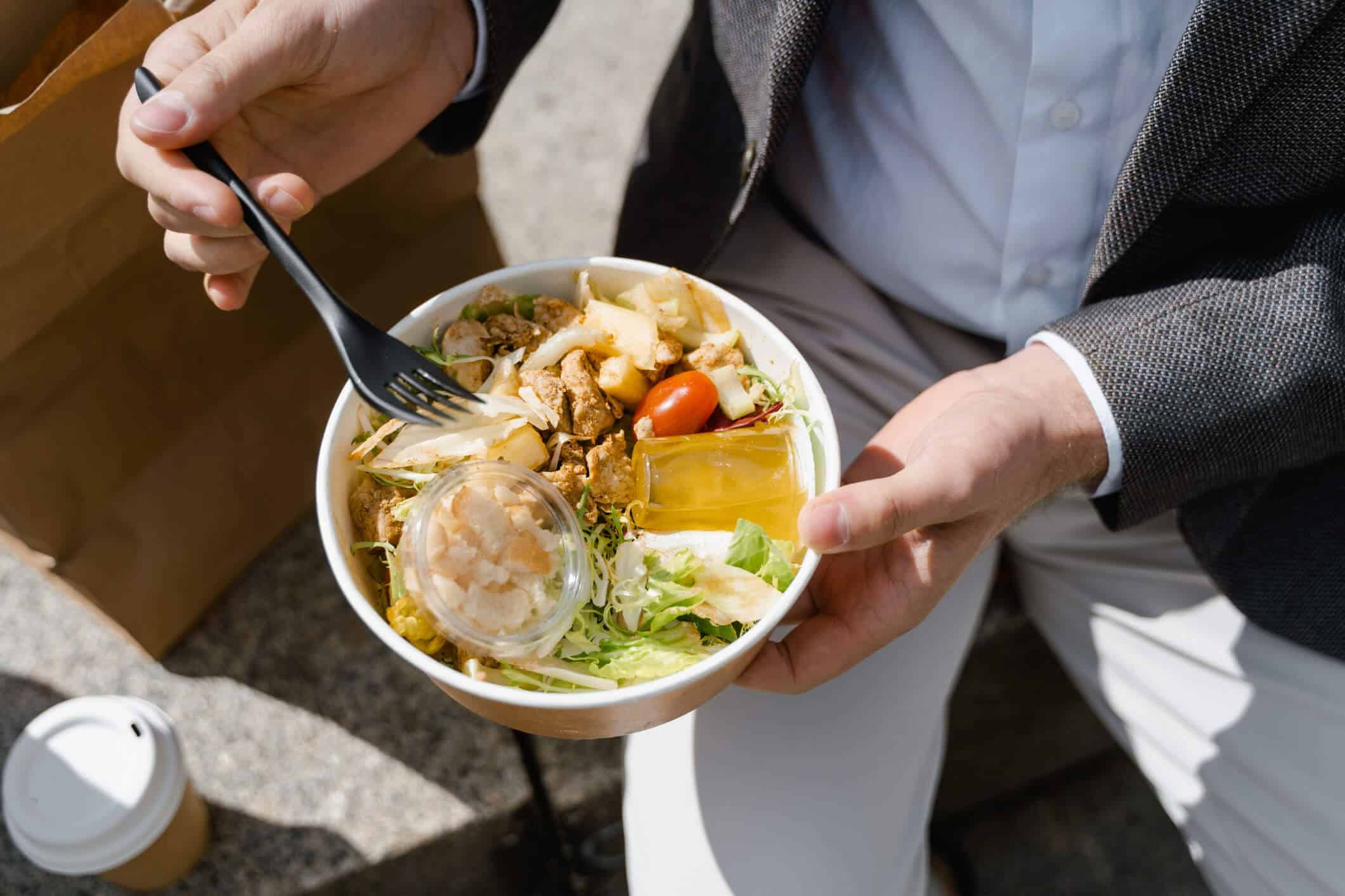 Qué comer en el trabajo los días de calor (y qué evitar si quieres llegar a la tarde con energía)