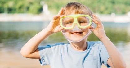 ¿Es bueno que los niños se aburran en verano? Lo que la psicología explica sobre la hiperestimulación