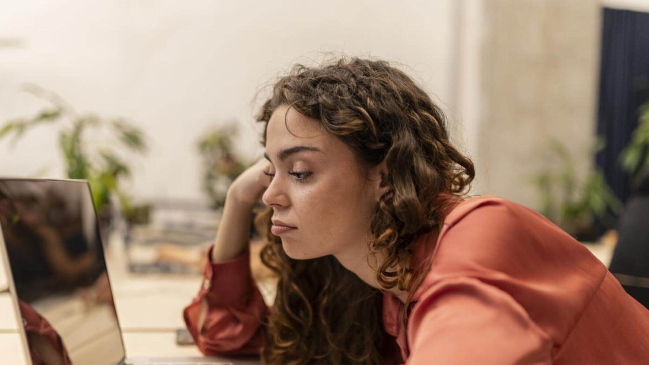 ¿Por qué aburrirse también ayuda a rendir mejor? Lo que dice la neurociencia