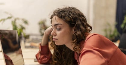 ¿Por qué aburrirse también ayuda a rendir mejor? Lo que dice la neurociencia